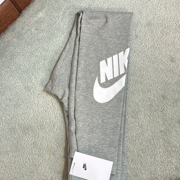 New with tags: Nike women’s tight fit, high-rise, full length leggings, size XS - Picture 7 of 7